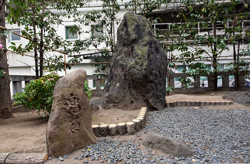 兜神社の兜石