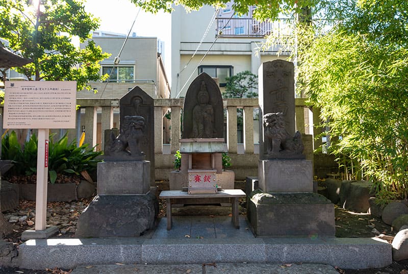 素盞雄神社　庚申塔群三基