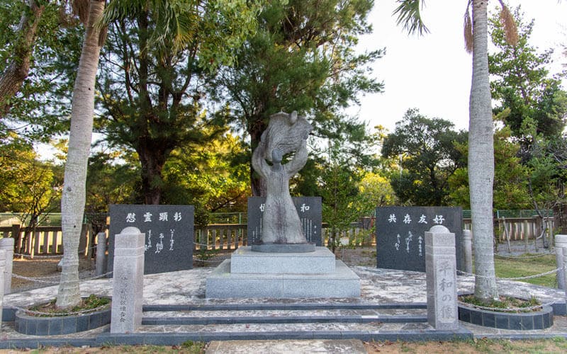 護国神社 慰霊碑平和の像