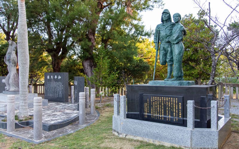 護国神社 境内慰霊碑 軍人夫婦