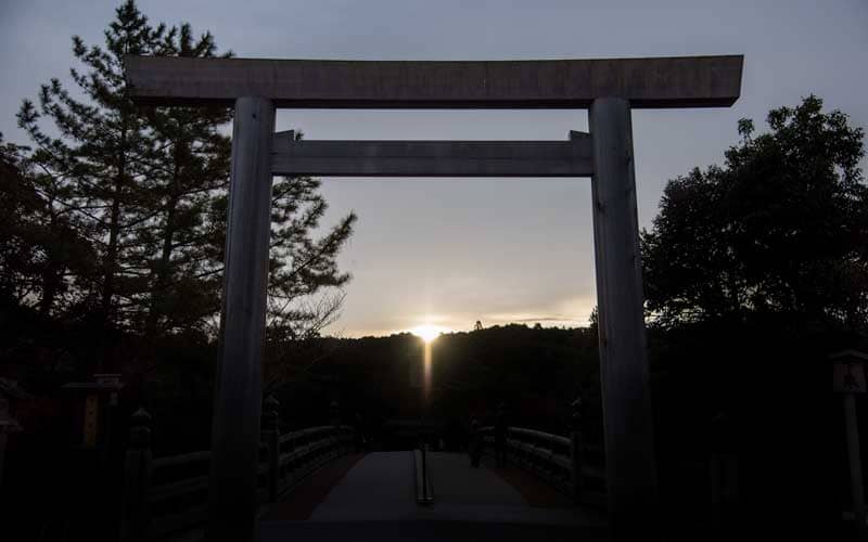 伊勢神宮内宮 鳥居 朝日