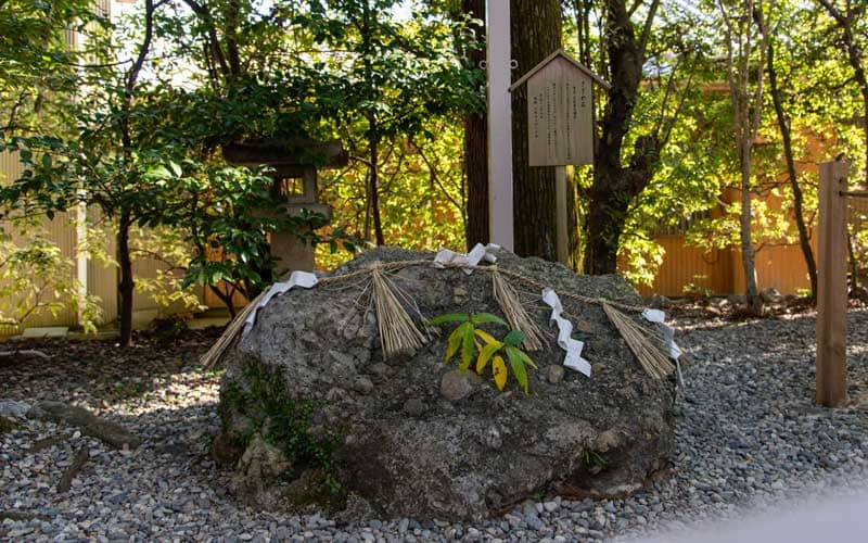 猿田彦神社　さざれ石
