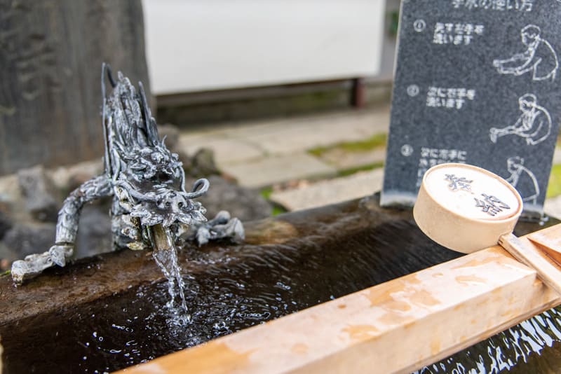品川神社　手水舎龍