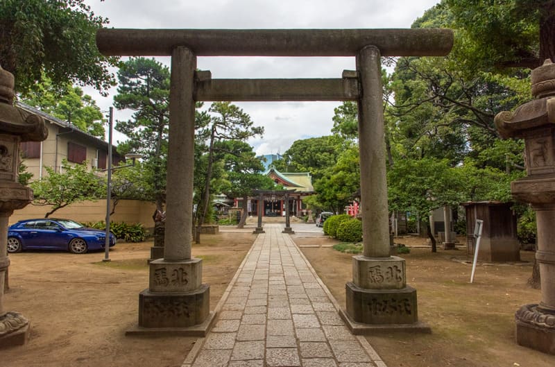 品川神社　階段上の鳥居